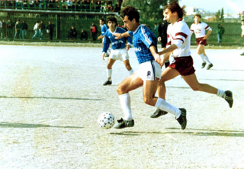 Dimitrios Evangelistis im blauen Trikot, den Ball am Fuß, im Laufduell.