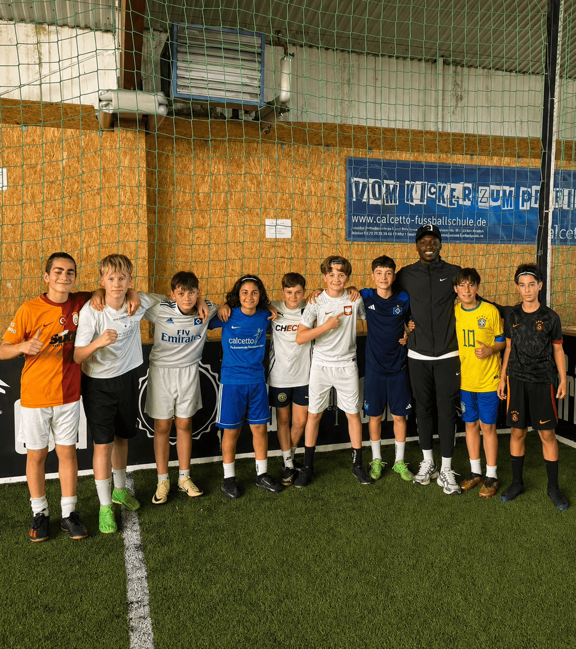 Derrick Köhn mit der Trainingsgruppe im Sport-Park Reinbek.