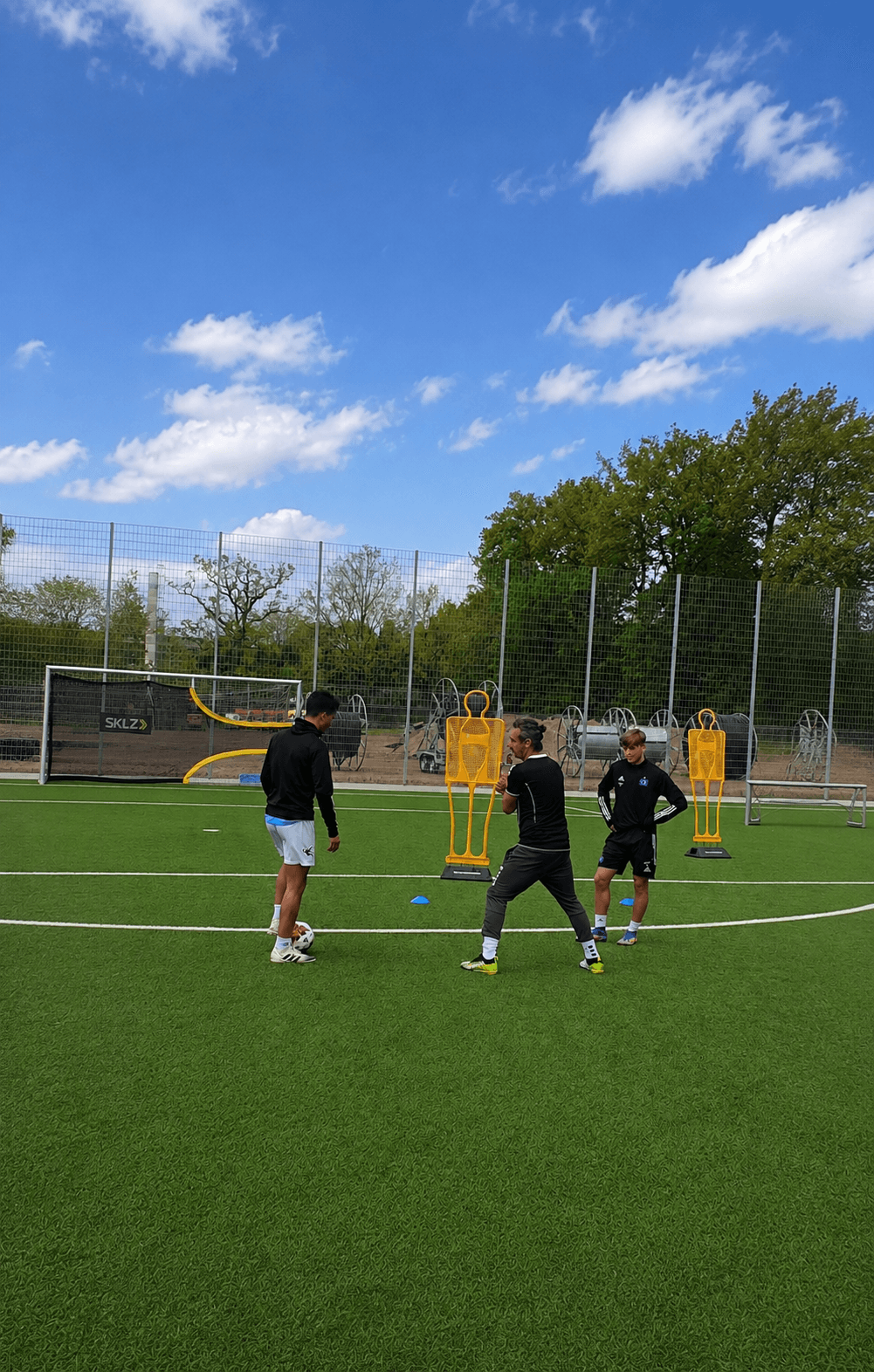 Dimitrios Evangelistis beim Training mit zwei Spielern im Stadion Reinbek.