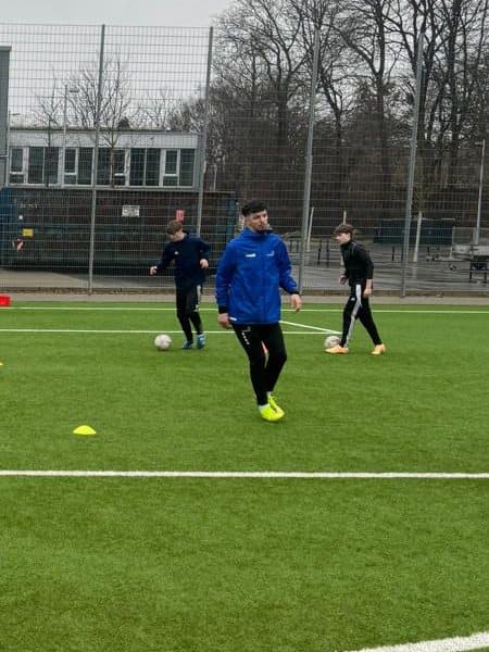 Oguz Koras in der blauen Trainingsjacke beim Techniktraining.