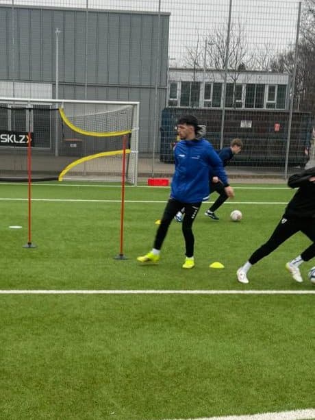 Oguz Koras passt den Ball im Training zwischen den Stangen.