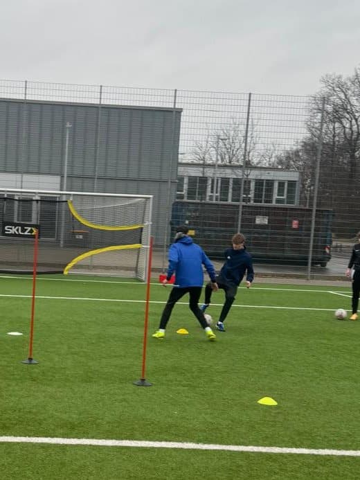 Oguz Koras leitet eine Übung auf dem Platz.