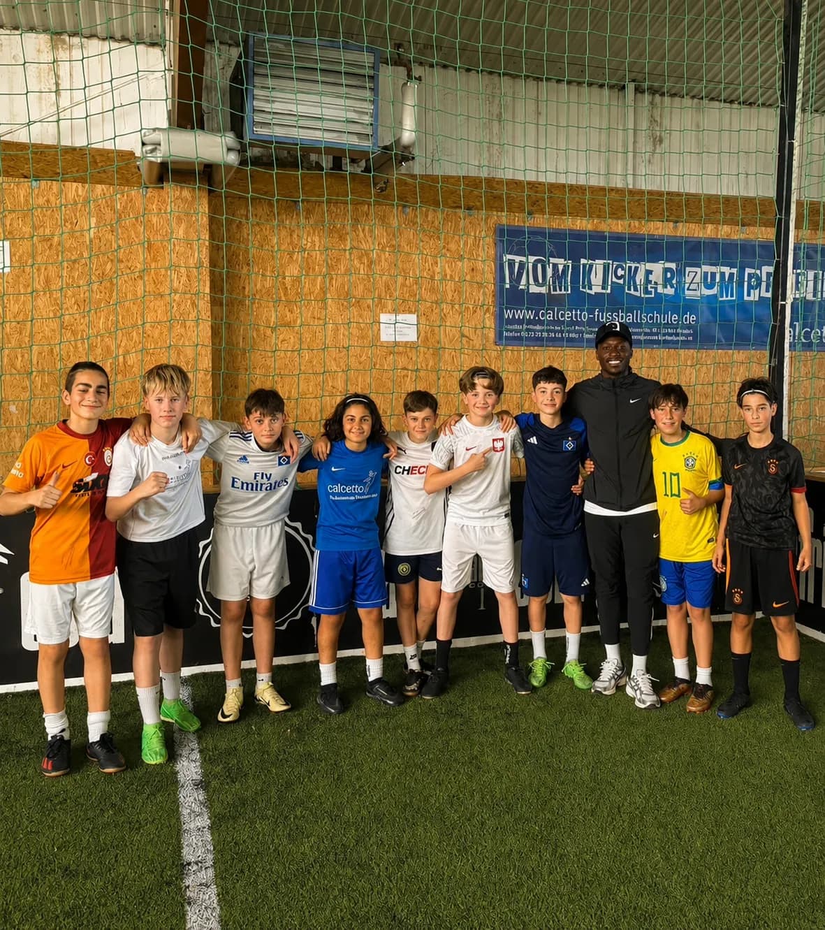 Derrick Köhn mit der Trainingsgruppe im Sport-Park Reinbek.
