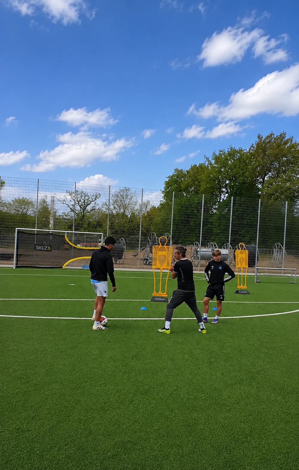 Dimitrios Evangelistis beim Training mit zwei Spielern im Stadion Reinbek.