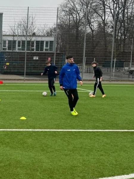 Oguz Koras in der blauen Trainingsjacke beim Techniktraining.