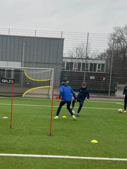 Oguz Koras leitet eine Übung auf dem Platz.